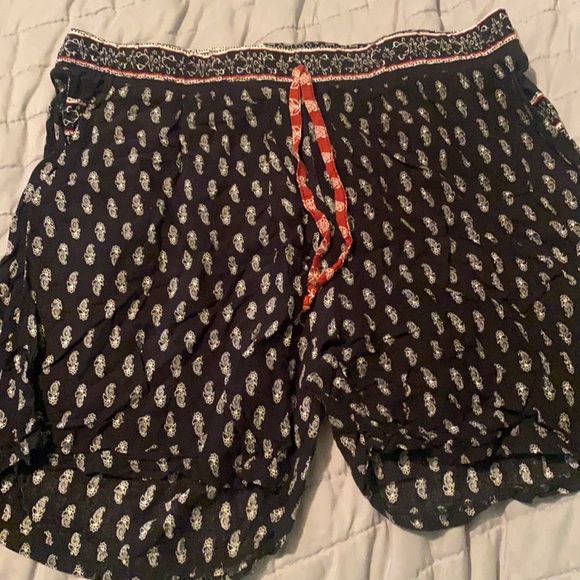 Super cute rayon patterned shorts - Picture 1 of 1